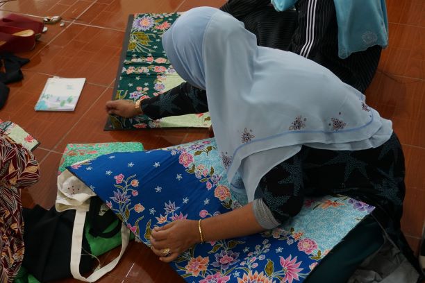 โครงการส่งเสริมและพัฒนาอาชีพสตรี กิจกรรมการทำกระเป๋าผ้าบาติก ประจำปีงบประมาณ 2563  อำเภอยะหา จังหวัดยะลา