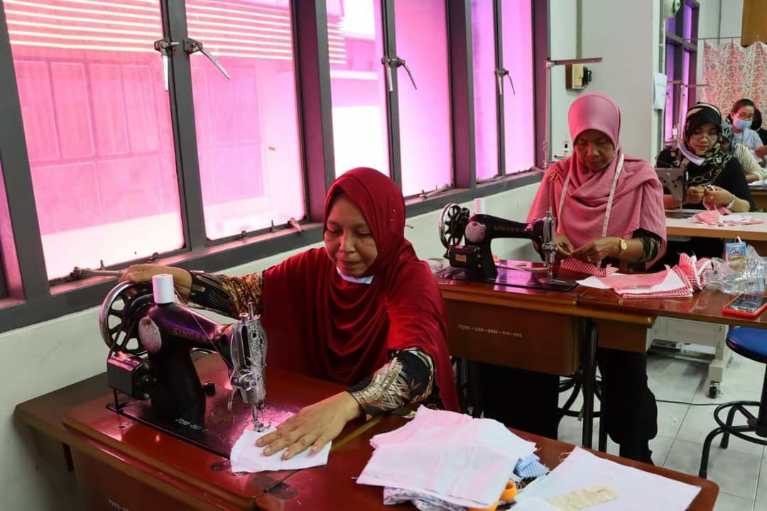โครงการส่งเสริมและพัฒนาอาชีพสตรี กิจกรรมการตัดเย็บหน้ากากอนามัย ประจำปี 2563 ณ วิทยาลัยสารพัดช่าง